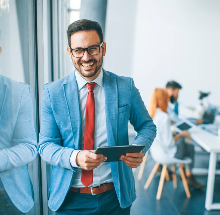 4 tips para lograr un look de impacto con traje formal en el trabajo