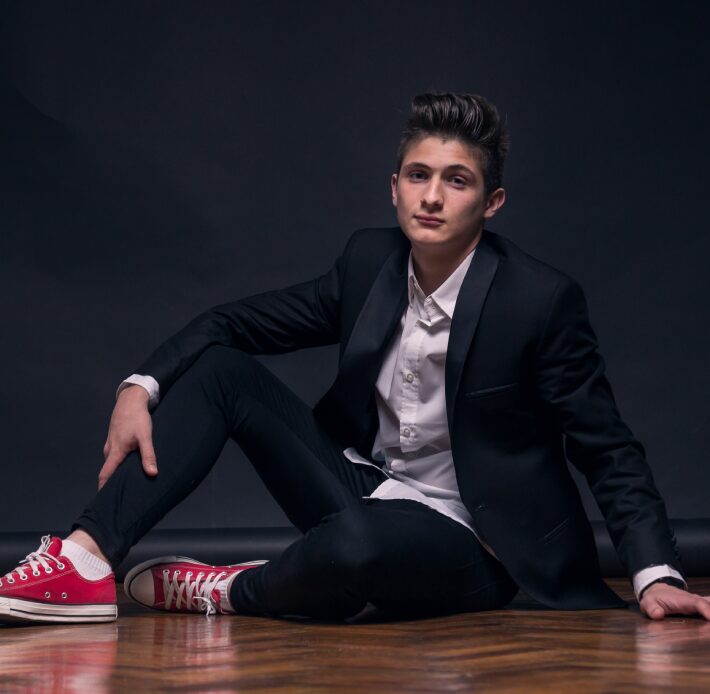Tipos de sneakers que combinan con tu traje formal de graduación