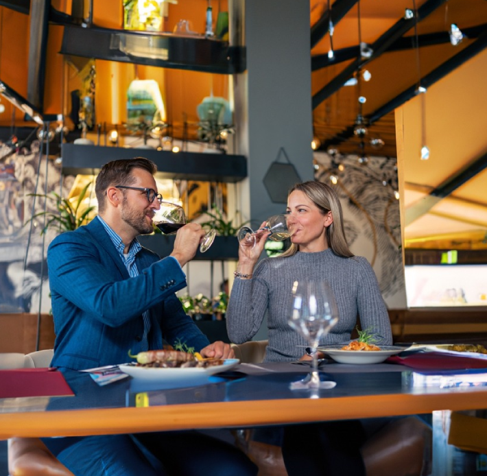 Outfits elegantes para ir a un restaurante de lujo con tu pareja