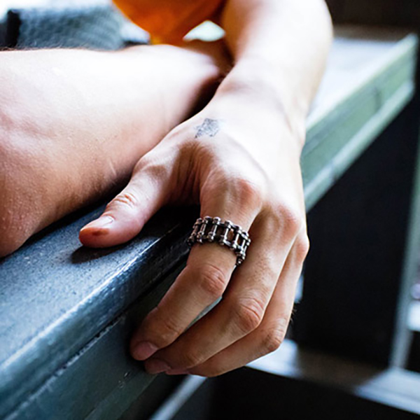 anillo gris con diseno de llave marca calak cl sico 141672 GRIS 3